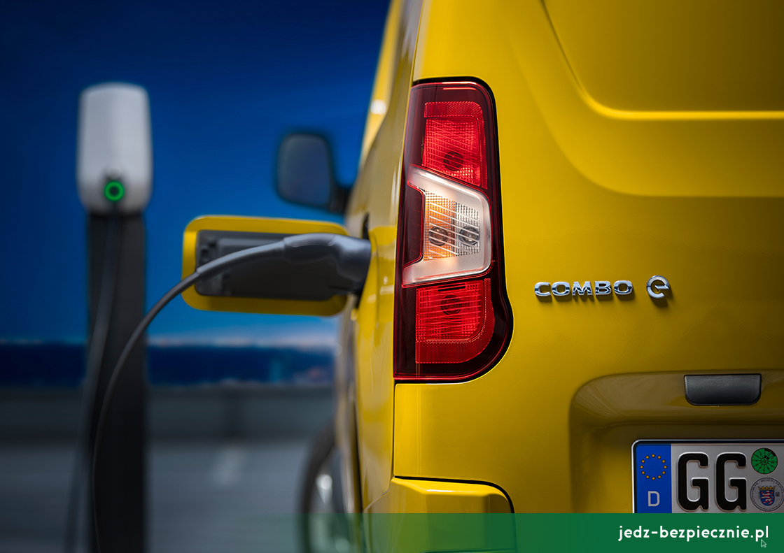 Premiera tygodnia - Opel E Combo-e Cargo - auto podłączone do ładowania